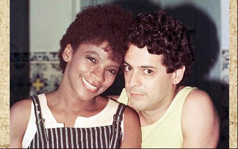 Atores Zezé Motta e Marcos Paulo posam juntos e sorriem para foto