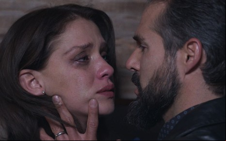 Carolina Miranda e José Ron em cena da primeira temporada da série A Mulher do Diabo