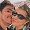 Marcelo Adnet e a ex-mulher dele, Patrícia Cardoso de rostos colados, olhando para câmera