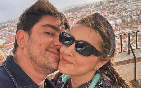Marcelo Adnet e a ex-mulher dele, Patrícia Cardoso de rostos colados, olhando para câmera