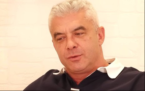 Alexandre Correa usa blusa preta com gola branca