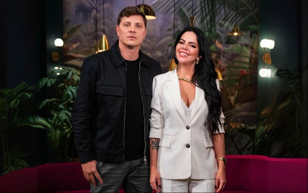 Alexandre Thomaz e Renata Giaffredo posam para foto em reencontro de Casamento às Cegas Brasil