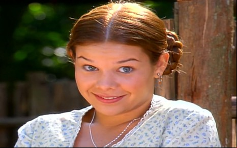 A atriz Fernanda Souza sorrindo, caracterizada como a personagem Mirna em Alma Gêmea (2005)
