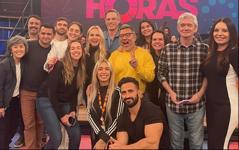 Eliana posa com a equipe do Altas Horas