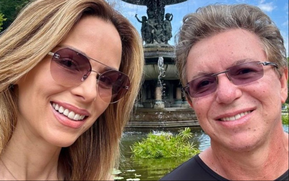 Ana Furtado e Boninho sorrindo em Nova York