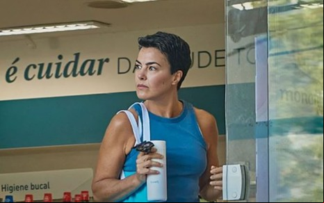 A atriz Ana Paula Arósio saindo de uma farmácia