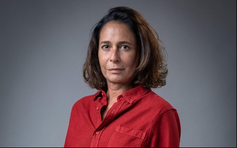 Vestida com uma camisa vermelha, Andrea Beltrão posa para a foto