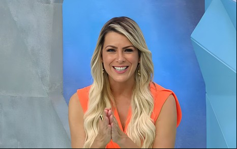 Renata Fan sorri e une suas mãos em oração no Jogo Aberto de 2 de novembro de 2023