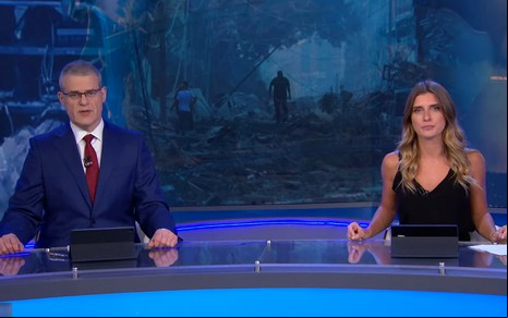 Eduardo Oinegue e Joana Treptow na edição de sábado (13 de outubro) na bancada do Jornal da Band