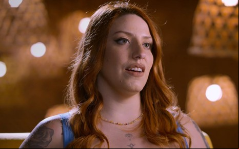 Bianca Sessa fala na sala de depoimentos do reality Casamento às Cegas