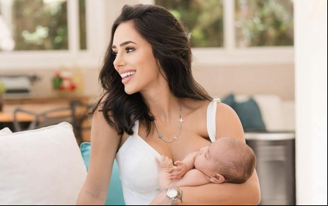 Bruna Biancardi com Mavie, sua filha, no colo