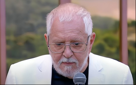O apresentador Carlos Alberto de Nóbrega com expressão séria no Chega Mais desta segunda (11)