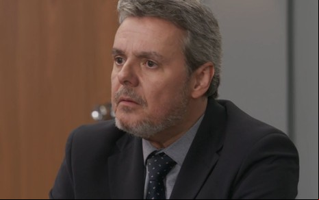 Cassio Gabus Mendes com expressão séria na novela Elas por Elas