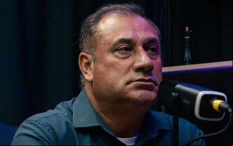 César Galvão no podcast Eles que Lutem, no YouTube