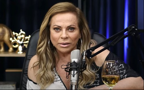 Christina Rocha com expressão séria no podcast Christina Podtudo