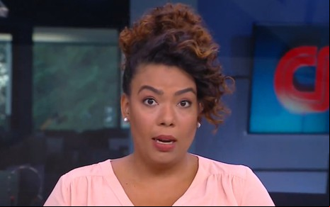 A jornalista Julliana Lopes ao vivo na CNN Brasil, em estúdio