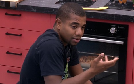 Davi Brito na cozinha do BBB 24