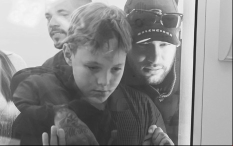 Davi Lucca com o pai, Neymar Jr, em maternidade