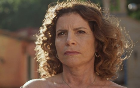 A atriz Debora Bloch com expressão séria em cena de No Rancho Fundo
