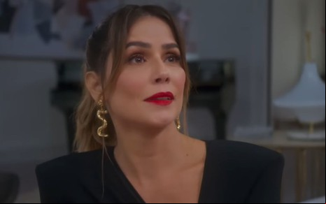 A atriz Deborah Secco com expressão séria em cena como Lara em Elas por Elas