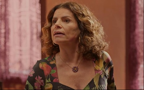 Debora Bloch com expressão furiosa em cena como Deodora na novela No Rancho Fundo