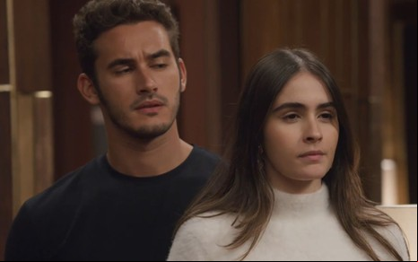Giovanni (Filipe Bragança) está atrás de Cris (Valentina Herszage) em cena da novela Elas por Elas
