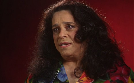 Gal Costa (1945-2022) em entrevista à série documental Sullivan & Massadas: Retratos e Canções, com expressão séria, em close