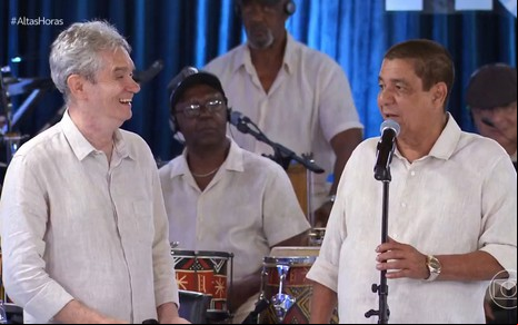 Serginho Groisman ri enquanto conversa com Zeca Pagodinho no Bar do Zeca