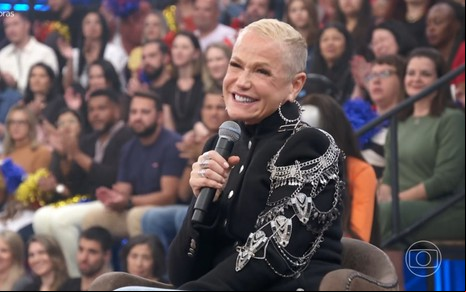 Xuxa Meneghel sorri abertamente no palco do Altas Horas