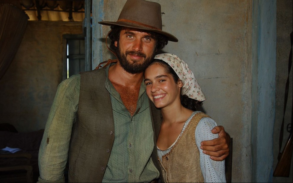 Eriberto Leão e Maria Flor estão caracterizados como Tomé e Tina em Cabocla, novela de 2004