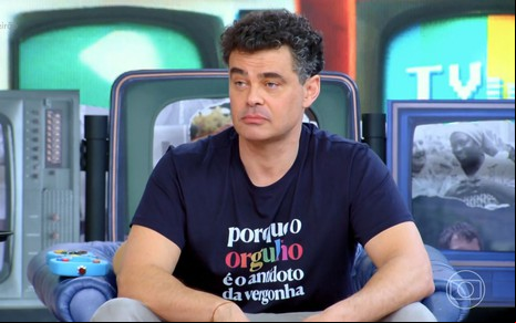 Carmo Dalla Vecchia tem expressão de desprezo no palco do Caldeirão