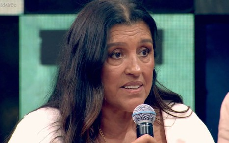 Regina Casé no palco do Cadeirão