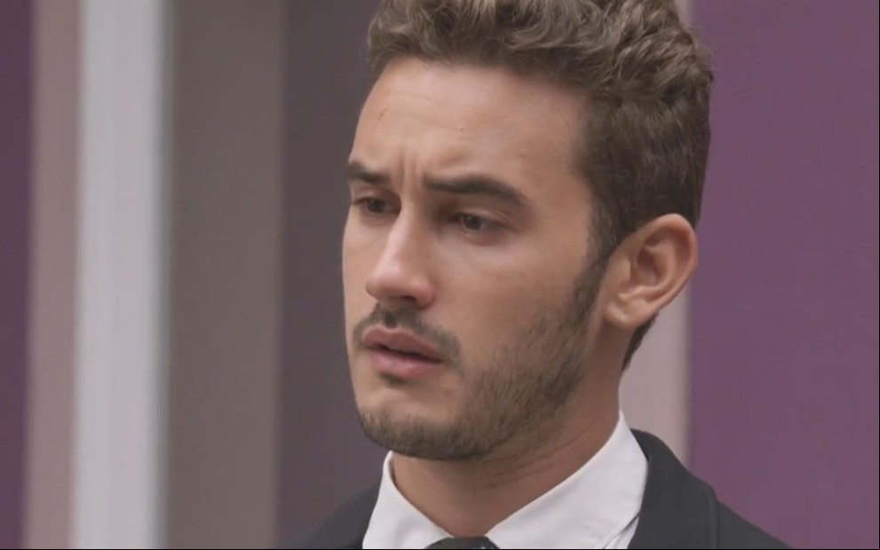 Filipe Bragança caracterizado como Giovanni; ele está sério em cena de Elas por Elas