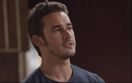 FIlipe Bragança caracterizado como Giovanni; ele parece sério e tenso em cena de Elas por Elas