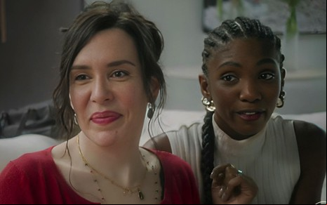 Maria Clara Spinelli como Renée ao lado de Késia, como Taís, em cena de Elas por Elas