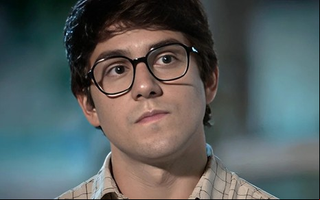 O ator Daniel Rangel está em cena da novela Família É Tudo caracterizado como Guto