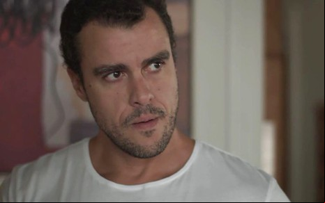 Joaquim Lopes tem expressão séria em cena de Malhação: Toda Forma de Amar