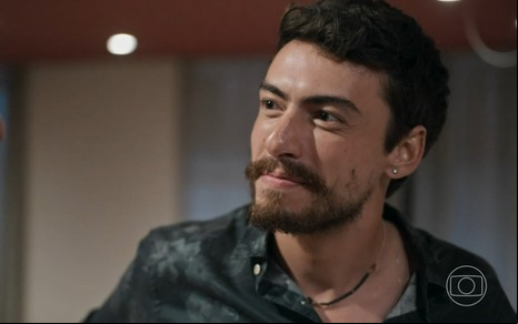 Jaffar Bambirra está em cena como Iberê na novela Mania de Você, da Globo
