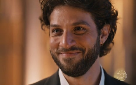 O ator Chay Suede está em cena como Mavi na novela Mania de Você, da Globo