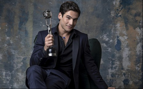 Nicolas Prattes com o troféu Melhores do Ano na mão