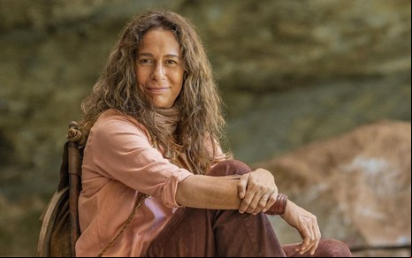 Andrea Beltrão está caracterizada como a sertaneja Zefa da novela No Rancho Fundo, da Globo