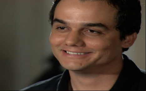 Olavo (Wagner Moura) em cena de Paraíso Tropical