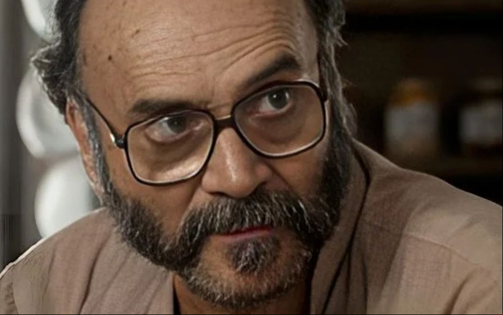 Almir Sater está em close em cena da novela Renascer, da Globo, como Rachid