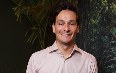 O autor Bruno Luperi posa no lançamento da novela Renascer