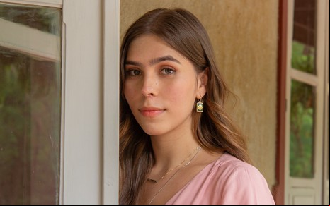 A atriz Gabriela Medeiros está caracterizada como a personagem transexual Buba do remake de Renascer