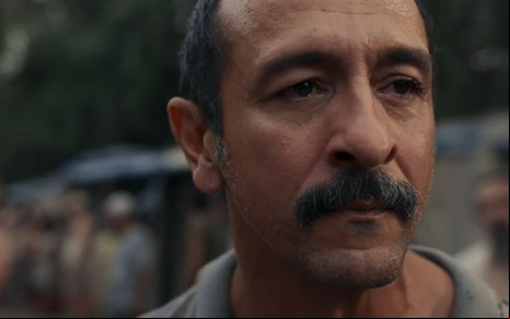 O ator Irandhir Santos caracterizado como Tião Galinha em cena de Renascer