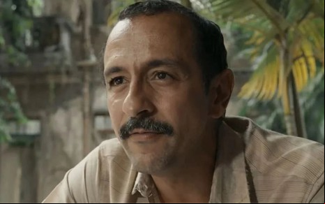 O ator Irandhir Santos caracterizado como Tião Galinha em cena de Renascer