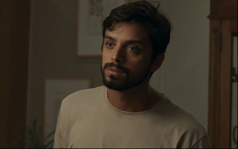 Rodrigo Simas caracterizado como José Venâncio; ele parece agoniado em cena de Renascer