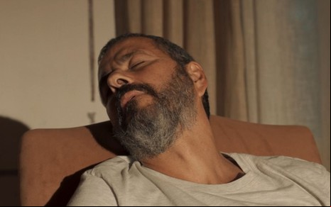 O ator Marcos Palmeira caracterizado como José Inocêncio dorme em cena de Renascer