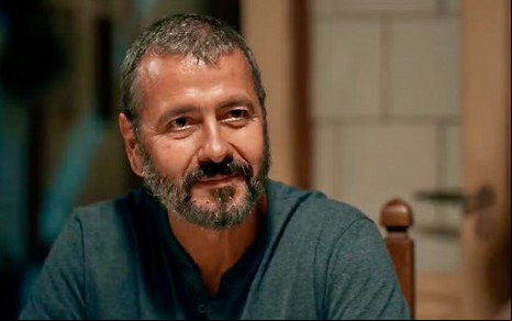O ator Marcos Palmeira está em close com um leve sorriso em cena de Renascer como o coronel José Inocêncio